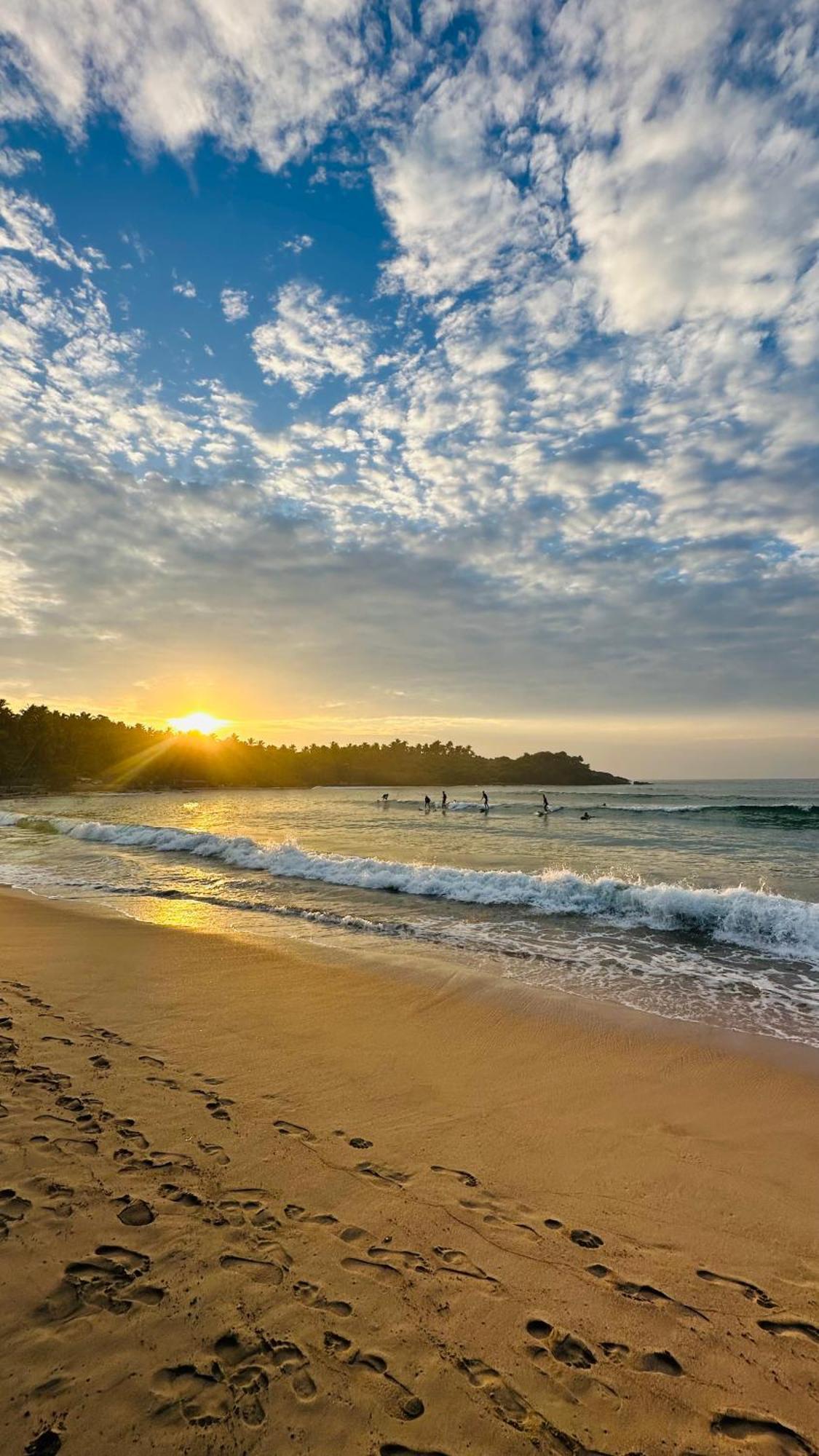 Devon Surf . Inn - Hiriketiya Диквелла Экстерьер фото